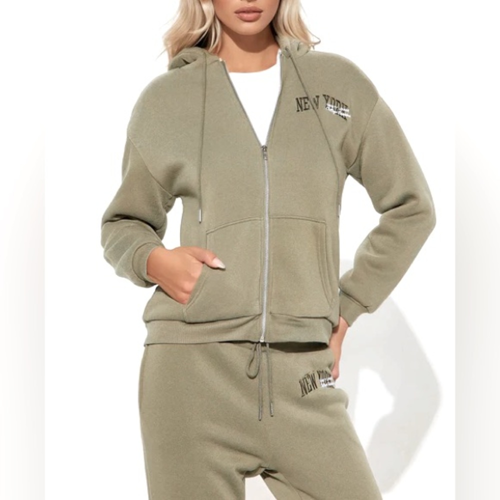 Let’s Be Besties Sherpa Jogger Set NEW 🏷️ - Picture 3 of 4